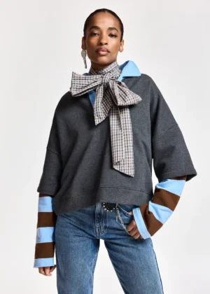 Sweatshirt superposé gris foncé à manches rayées marron et bleues