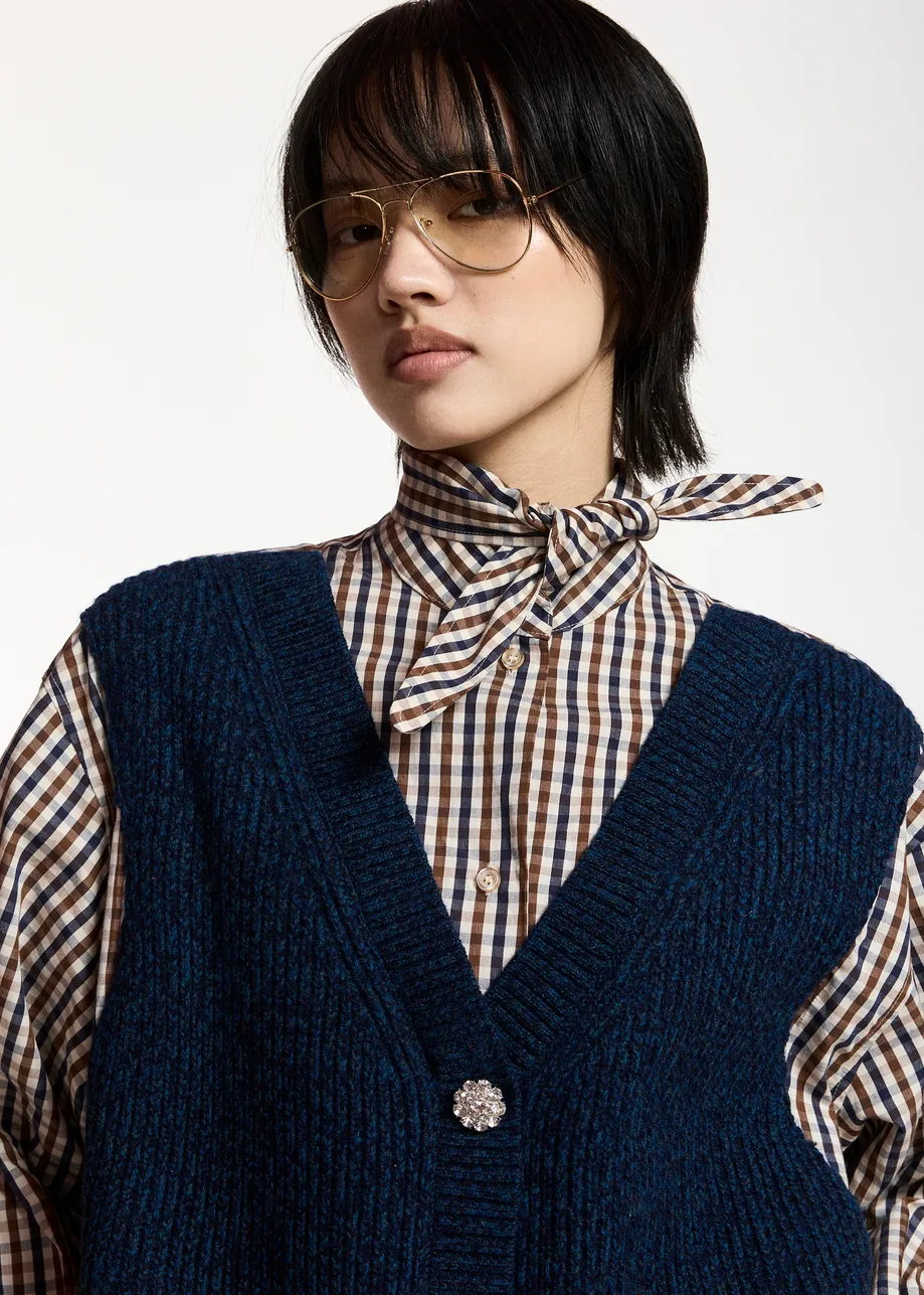 Chemise avec gilet superposé bleu marine, marron et blanc cassé – Image 2